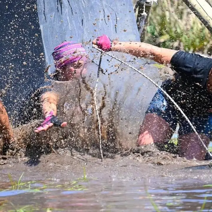 Participante entrando al agua de cabeza desde el tobogán
