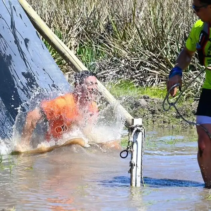 Participante cayendo al agua desde el tobogán entre salpicaduras