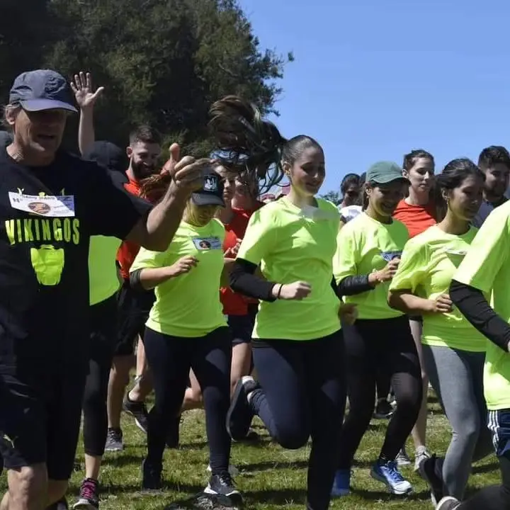 Grupo de participantes disfrazados de vikingos saludando